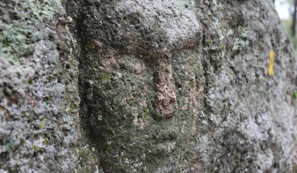 Rosto misterioso é encontrado esculpido em pedra de ritual