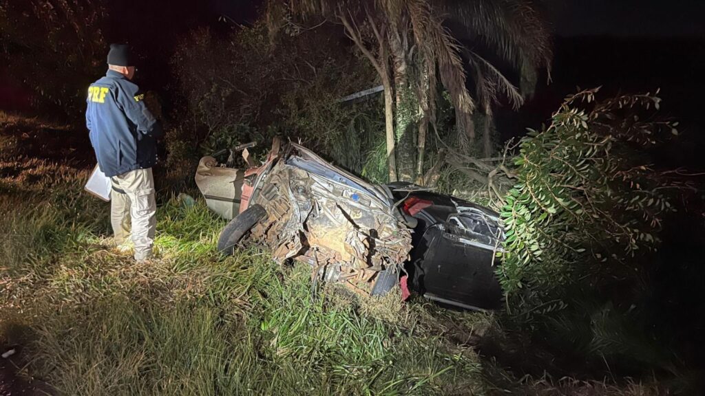 Seis pessoas morrem em colisão entre dois carros e um