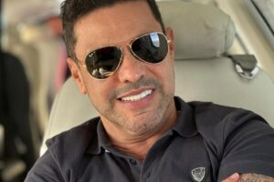 Sem Luciano, Zezé Di Camargo ostenta com jatinho novo