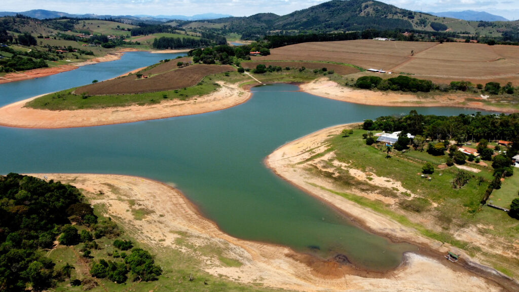 Sistema Cantareira registra queda no volume de água e opera