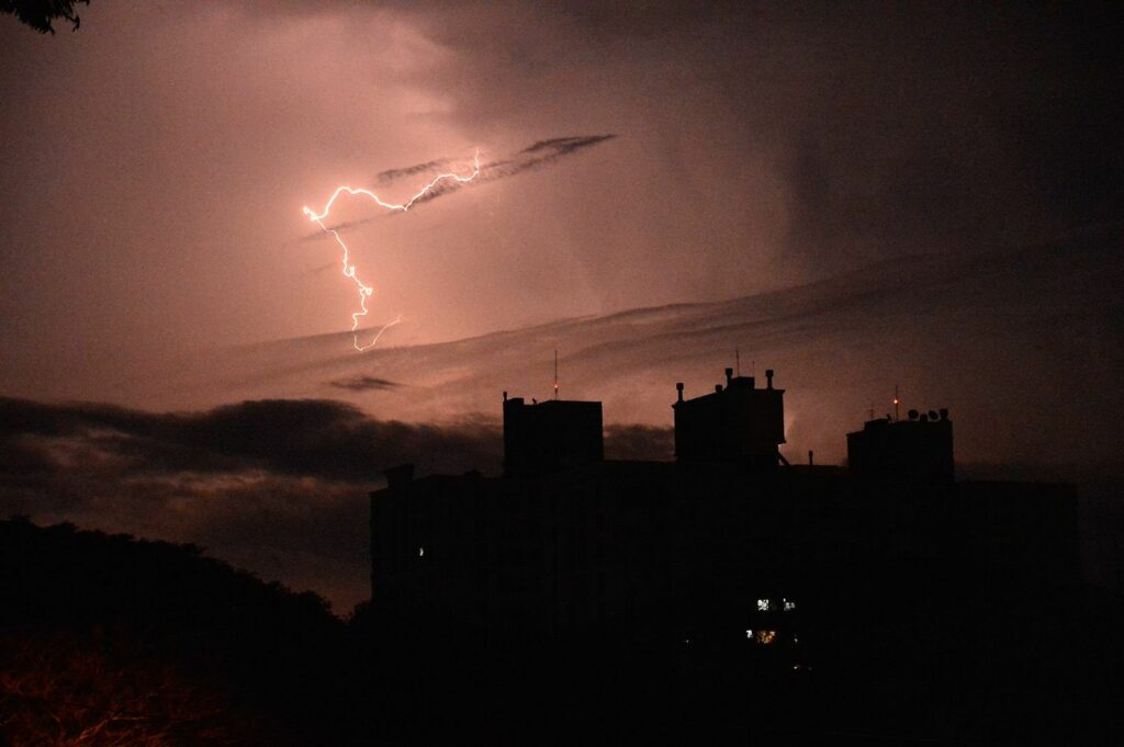 Sul, Nordeste e Norte do Brasil têm alerta para temporais