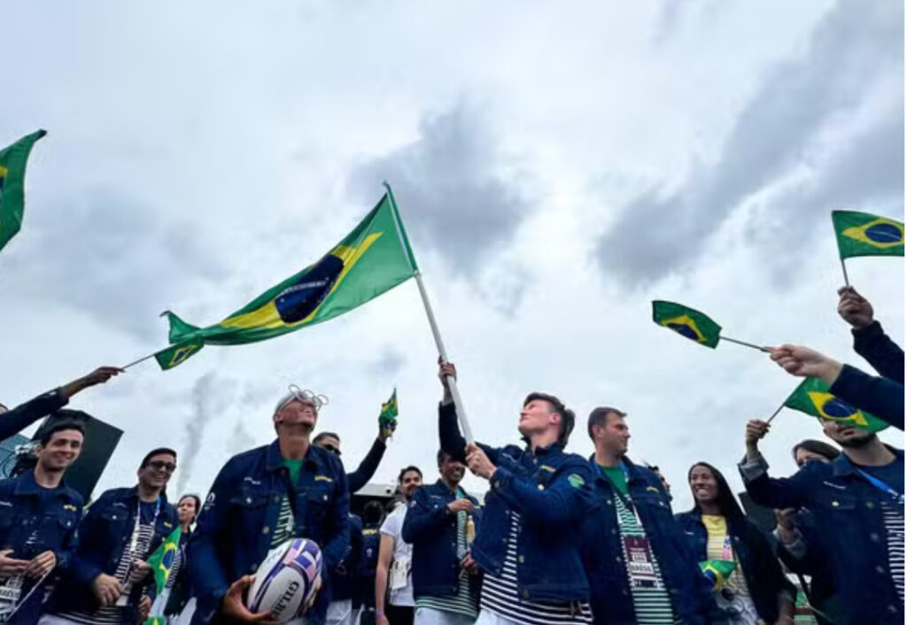 Uniforme brasileiro na abertura das Olimpíadas provoca críticas e elogios