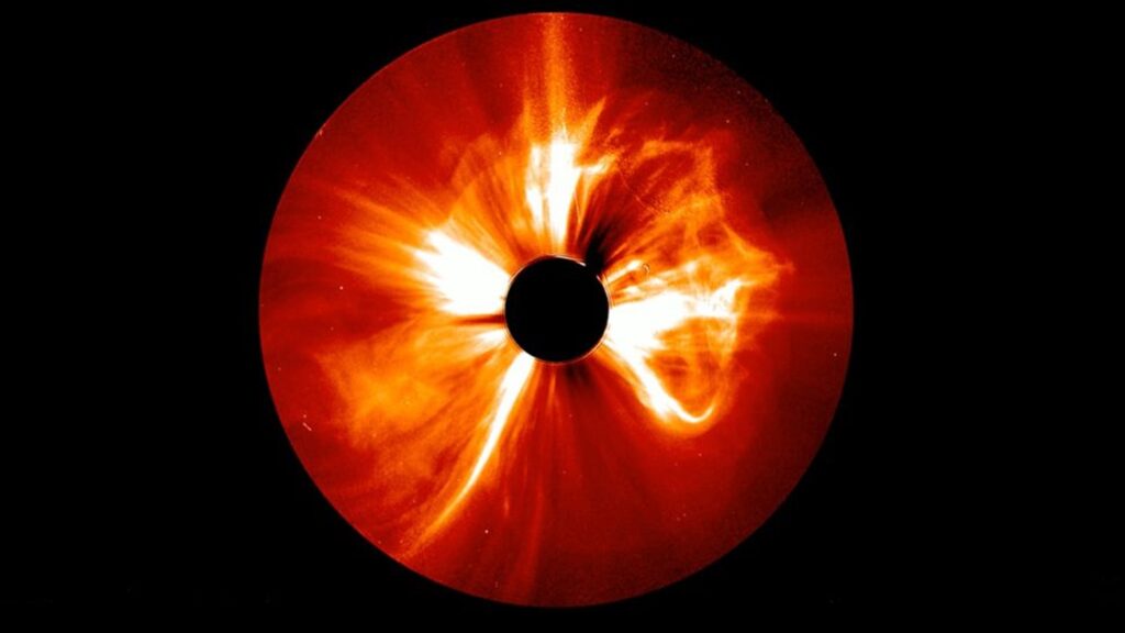 VÍDEO: Sol emite gigantesca ejeção de massa coronal após explosão