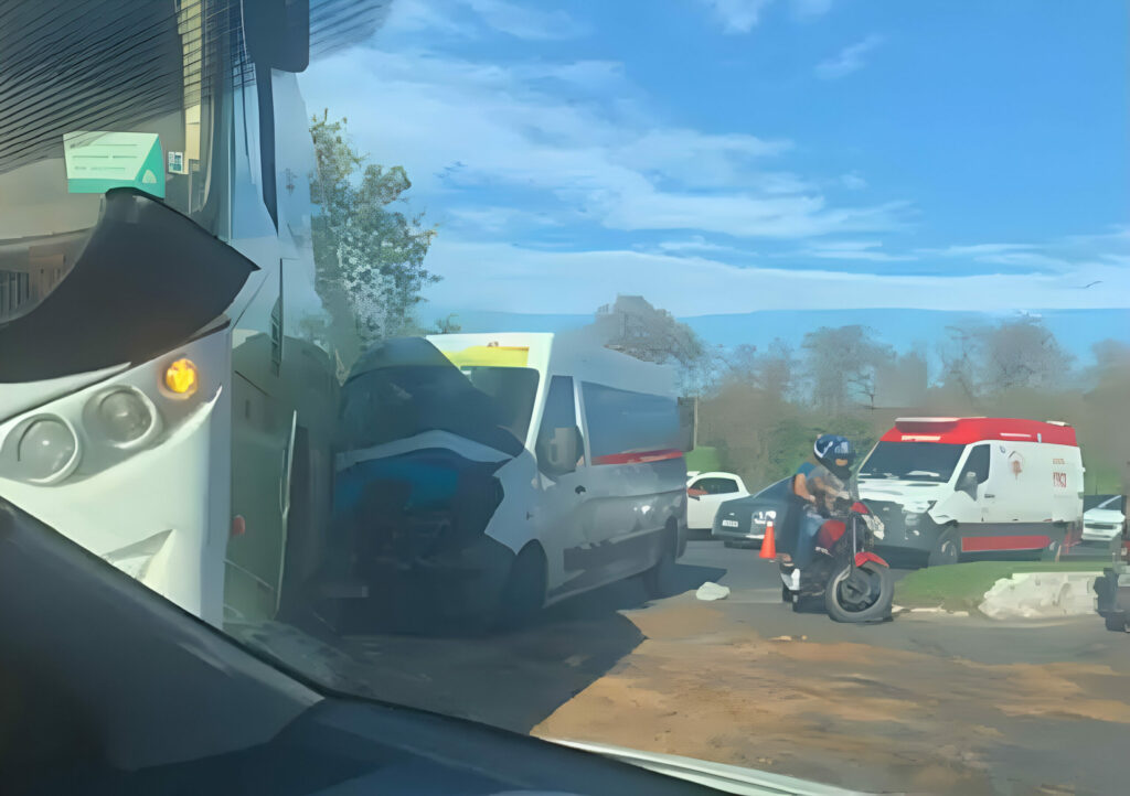 Van colide com ônibus na Avenida dos Africanos e afeta