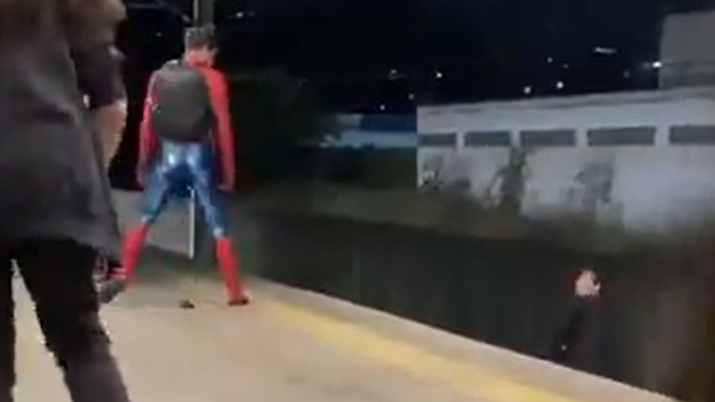 Vídeo: Após briga, “Homem-Aranha“ joga passageiro no trilho do metrô