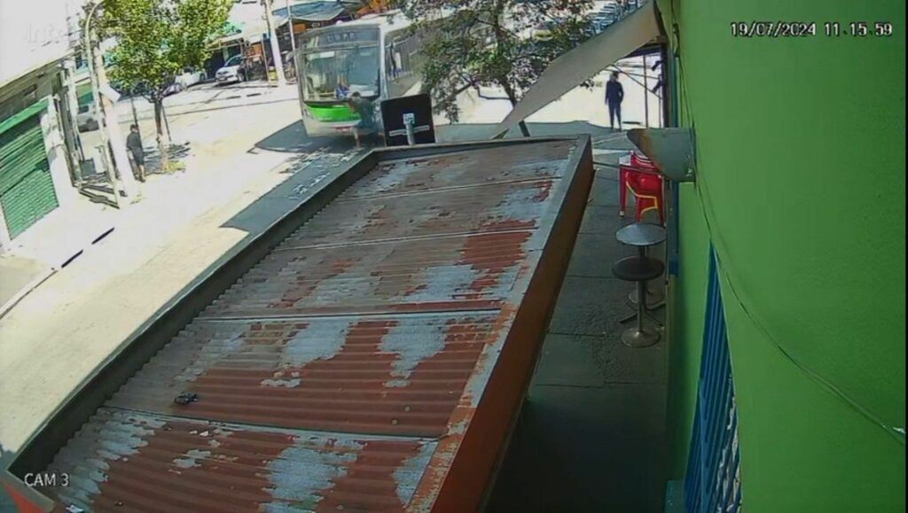 Vídeo: Jovem morre atropelado por ônibus após furtar celular de