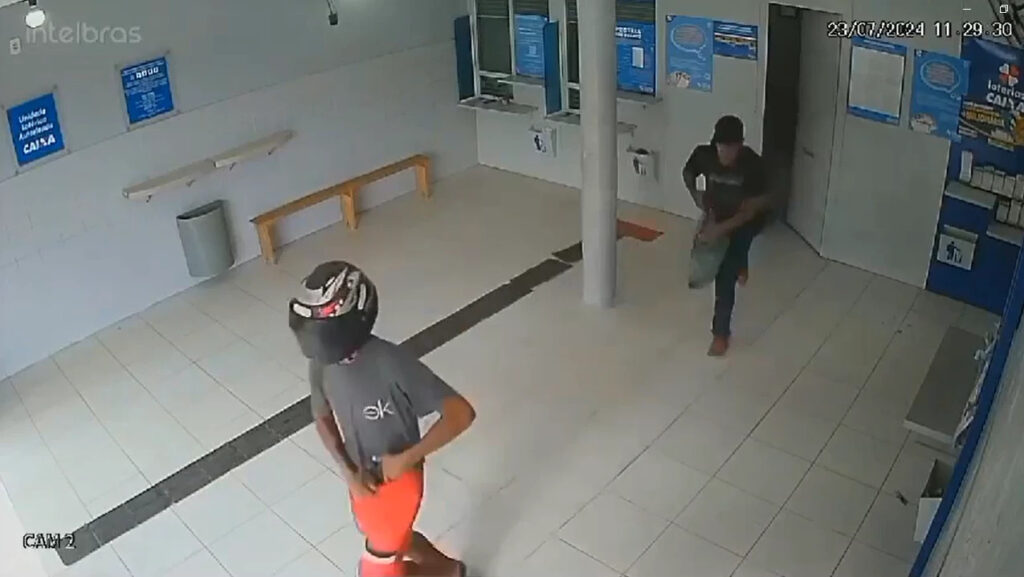 Vídeo: criminosos invadem casa lotérica e rendem funcionários em Bela