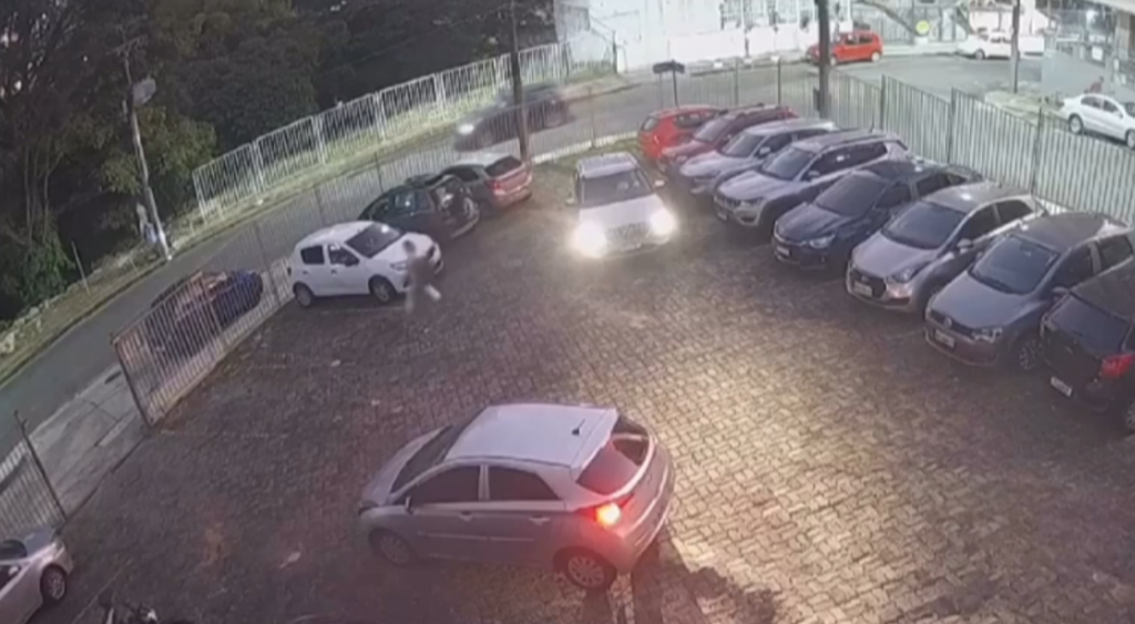 Vídeo: dois homens são presos após roubarem carro no estacionamento