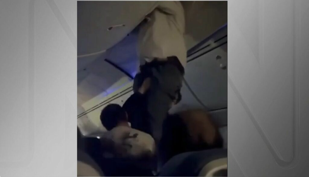 Vídeo: homem sai de bagageiro de mão após turbulência em