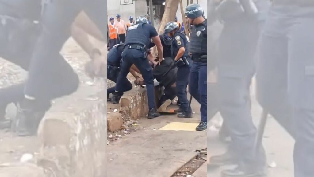 Vídeo: morador de rua é agredido por guardas no centro