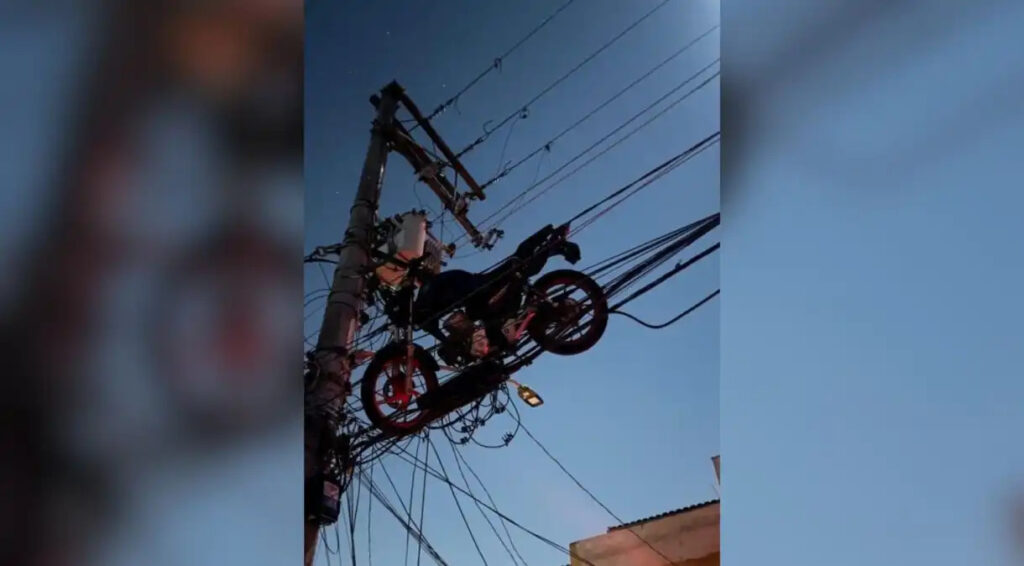 Vídeo: motocicleta fica presa em fiação elétrica após queda de