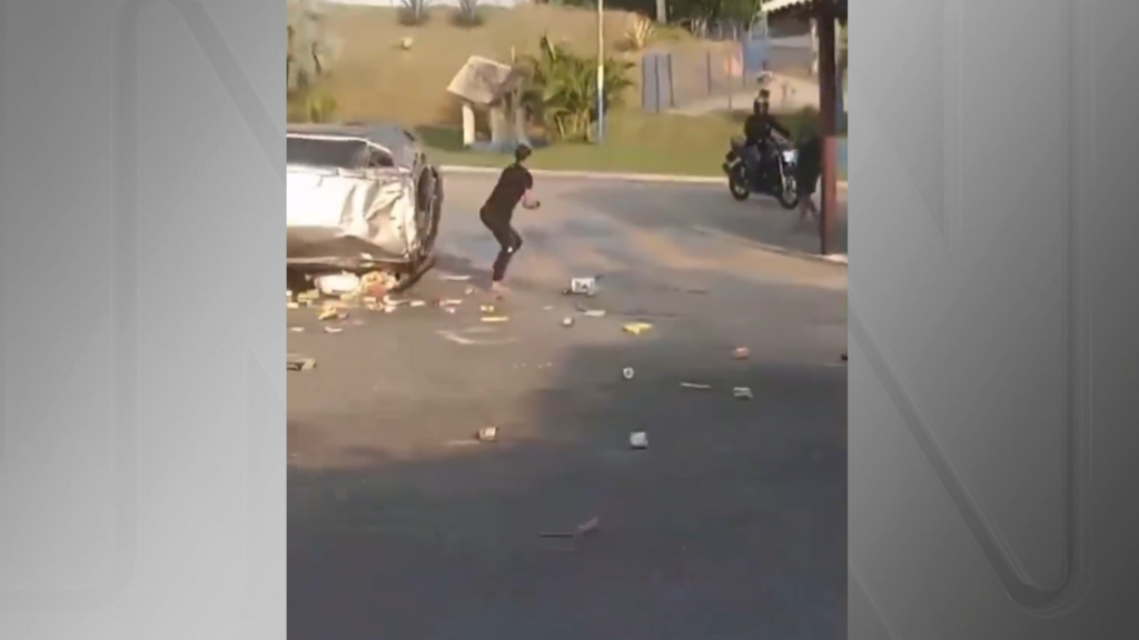 Vídeo: suspeito em fuga capota carro e rouba motocicleta em