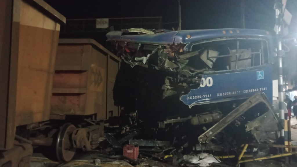 Vídeo: trem atinge ônibus parado em linha férrea em MG