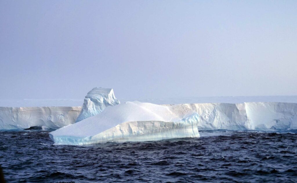 A23a: maior iceberg do mundo é um perigo para a