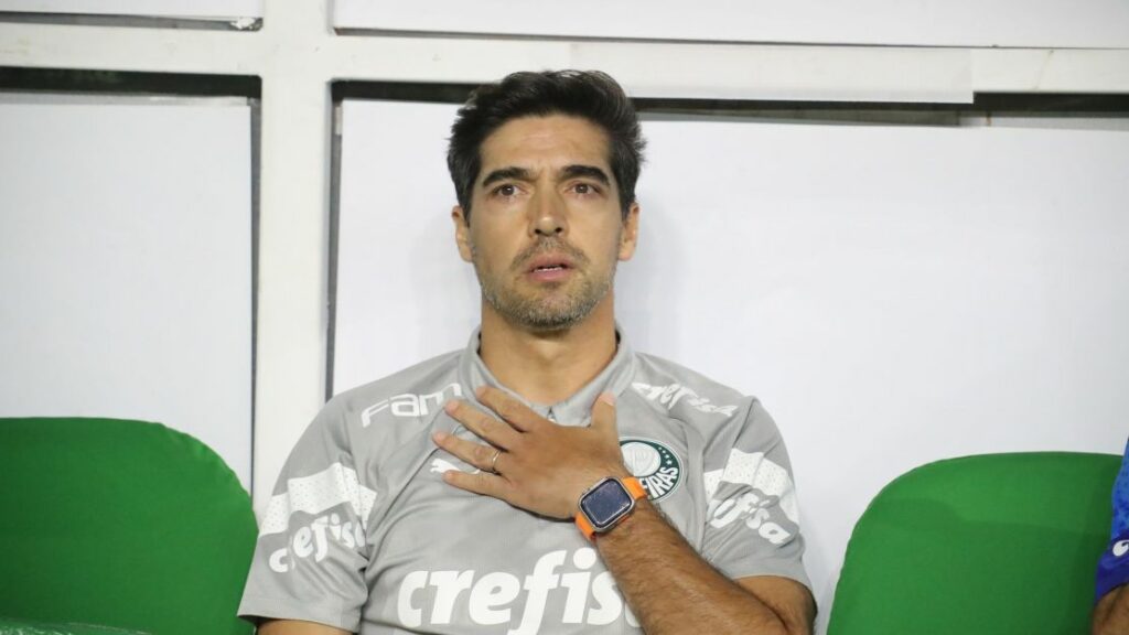 Abel Ferreira é expulso por gesto obsceno em Palmeiras x