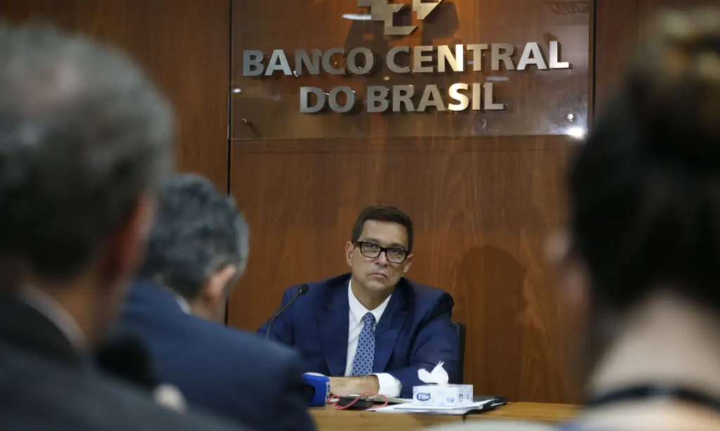 Absurdo! Campos Neto quer aumentar juros no fim de seu