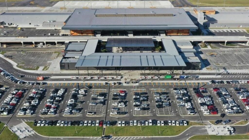 Aeroporto de Florianópolis fecha depois de avião apresentar dano ao