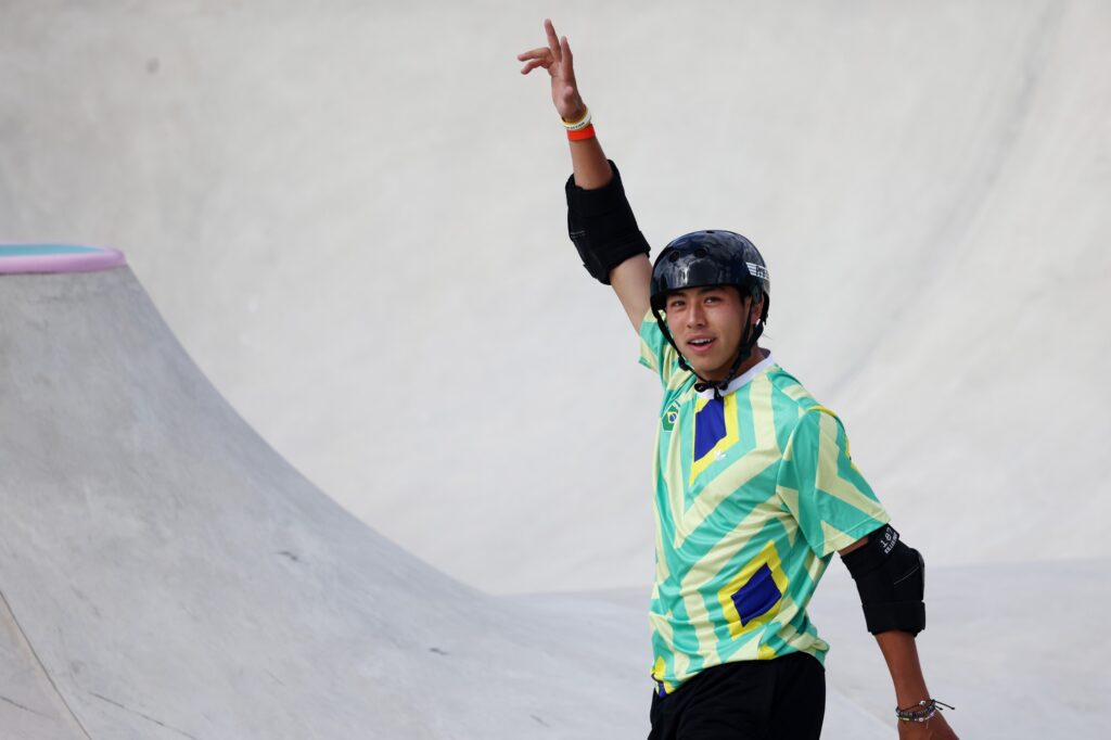 Augusto Akio conquista o bronze no skate park nas Olimpíadas