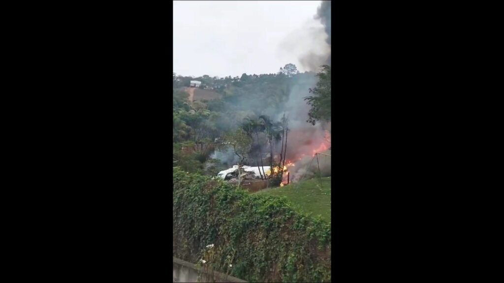 Avião que caiu em Vinhedo (SP) perdeu 5 km de