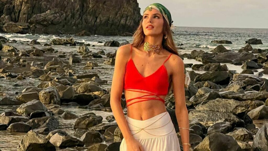 Camila Queiroz investe alto em look para passeio na Itália;