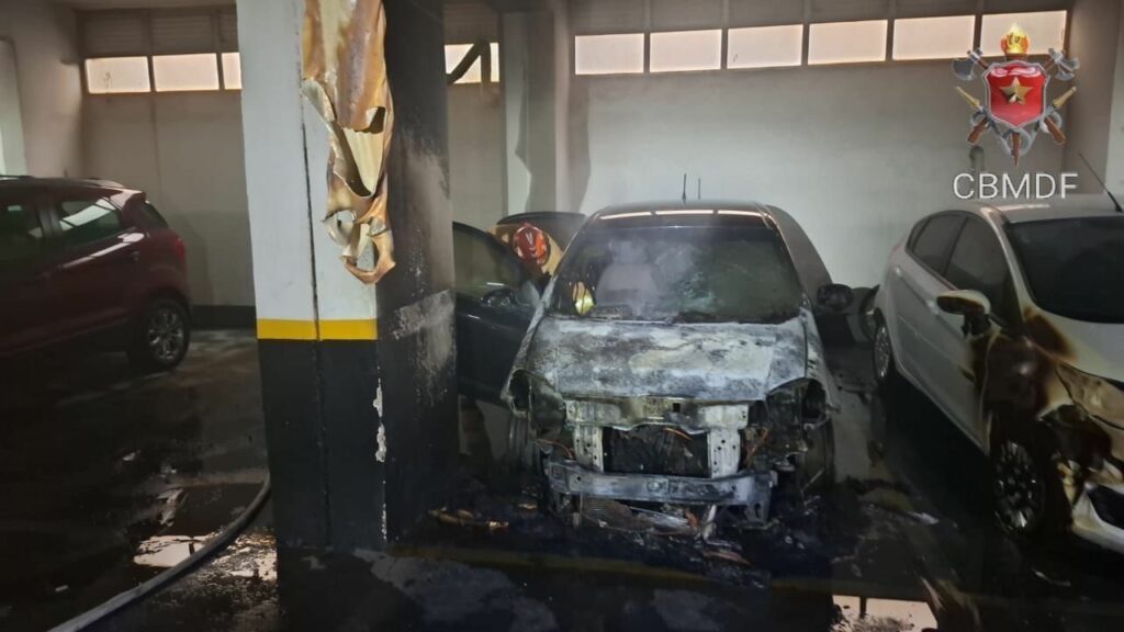 Carro pega fogo em garagem de prédio na Asa Norte