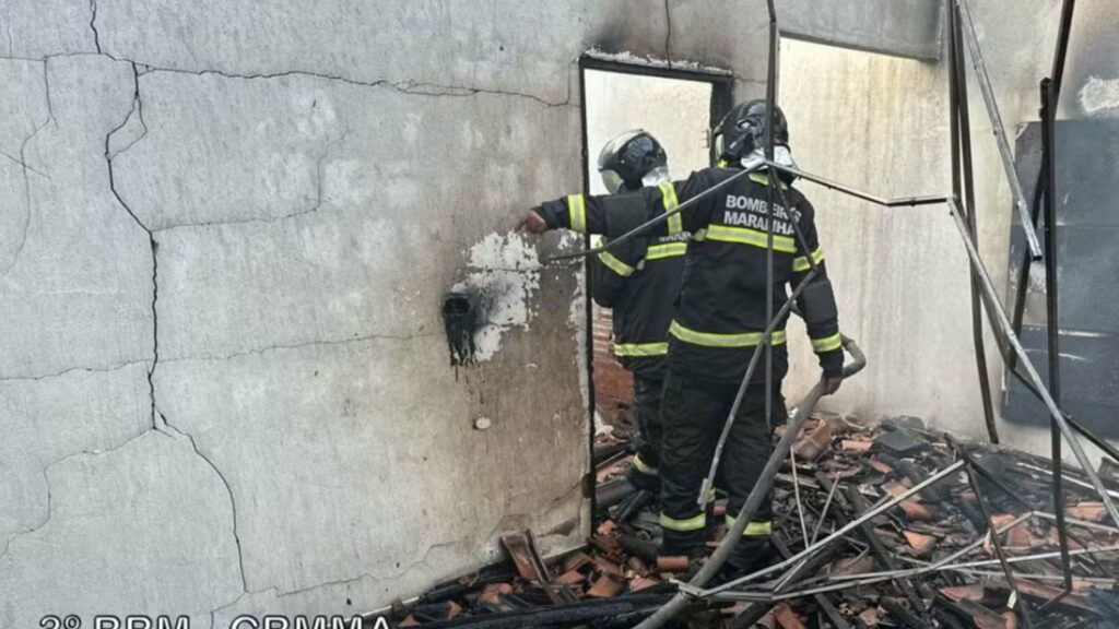 Casa é destruída por incêndio em Imperatriz