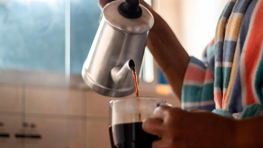 Como é feito café descafeinado? Entenda a ciência por trás