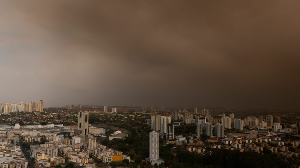 Companhias aéreas cancelam voos por fumaça de incêndios no interior