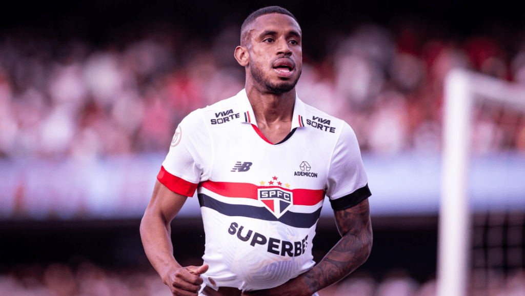 De olho na Libertadores, São Paulo bate Atlético-GO e cola