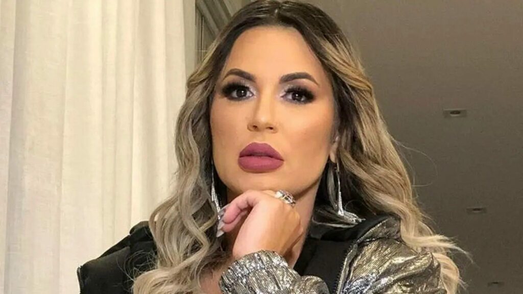 Dona de mansões, Deolane vai a show com look de