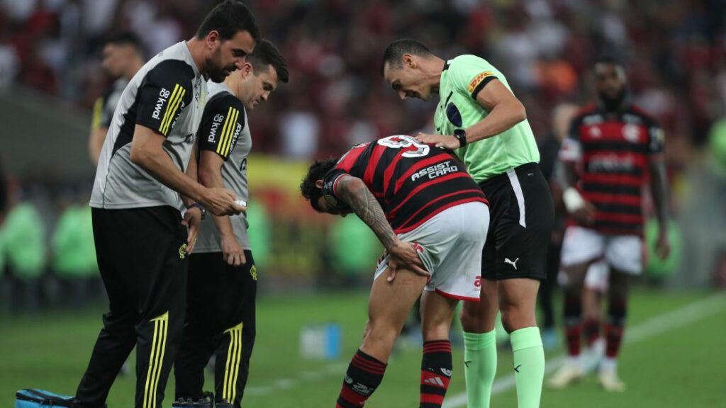 Dor de cabeça: Flamengo vê centroavantes saírem lesionados contra o