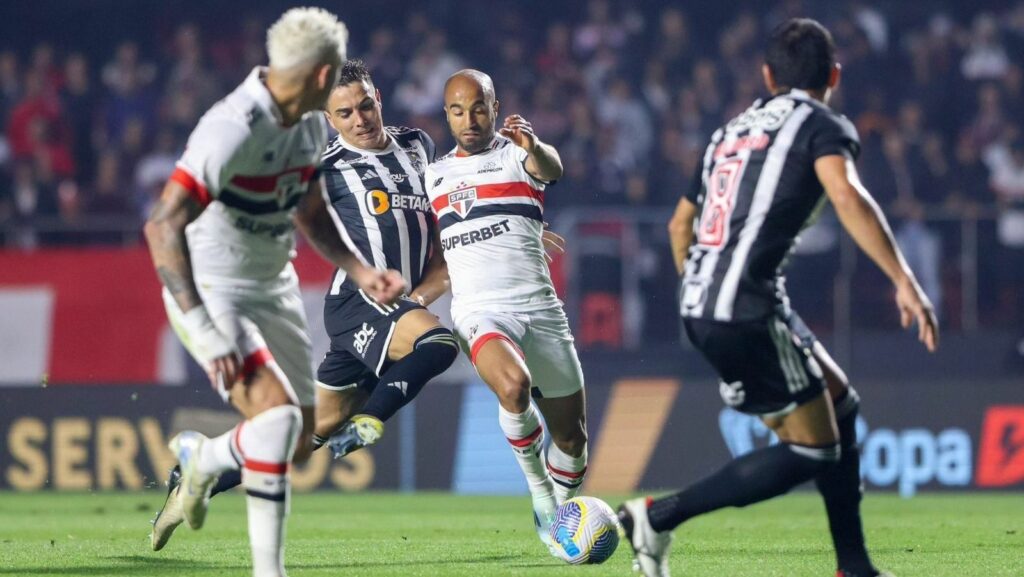 Em Morumbis de luto, Atlético-MG surpreende São Paulo pela Copa