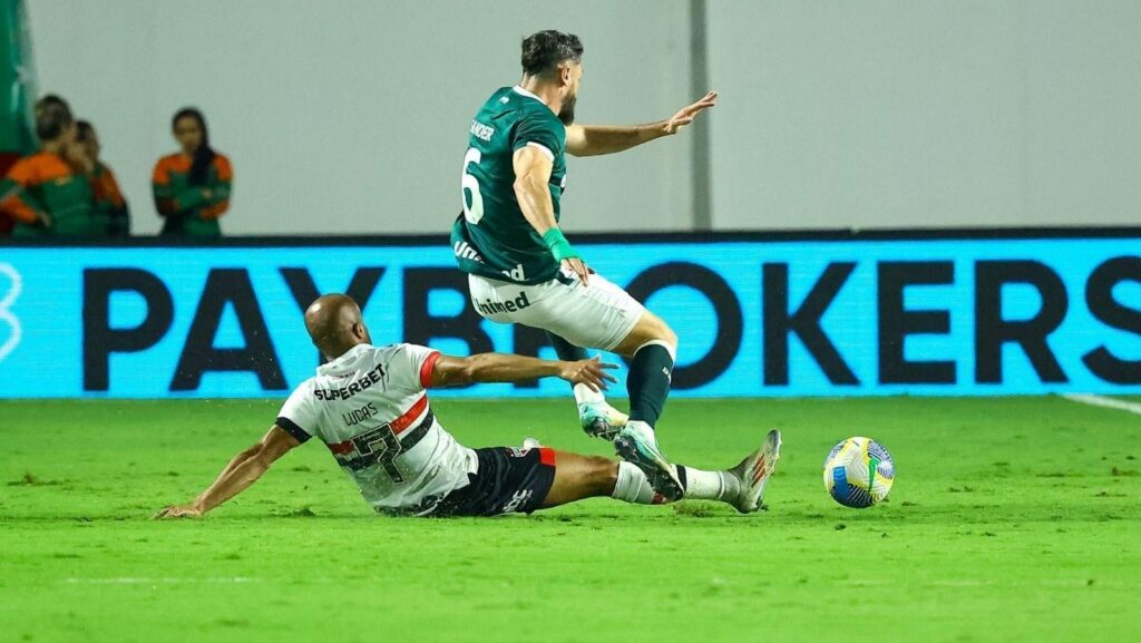 Em jogo com confusão no fim, São Paulo empata com