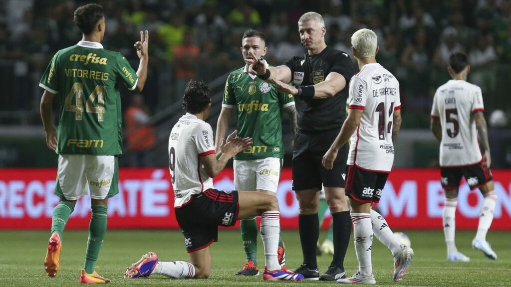 Em jogo tenso, Flamengo perde para Palmeiras, mas avança na