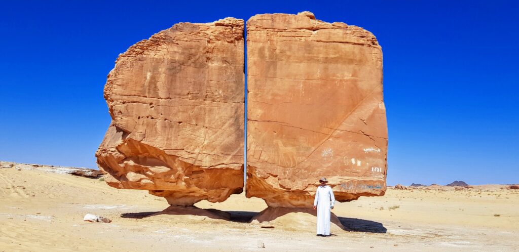 Enigmática formação rochosa na Arábia Saudita é perfeitamente dividida ao