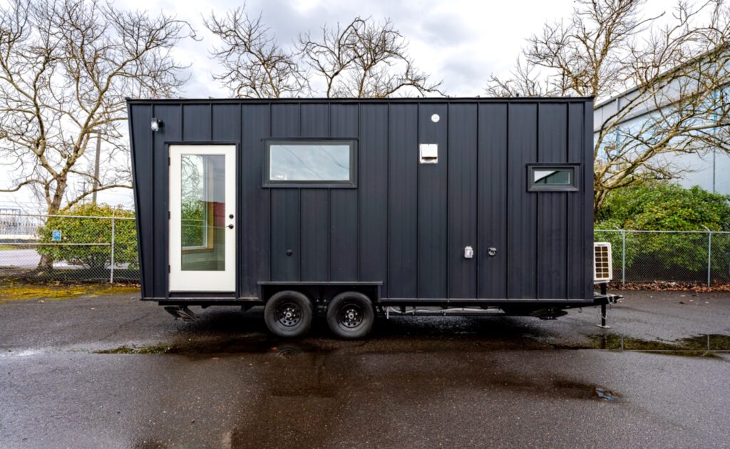 Essa mini-casa sobre rodas é uma das mais baratas dos