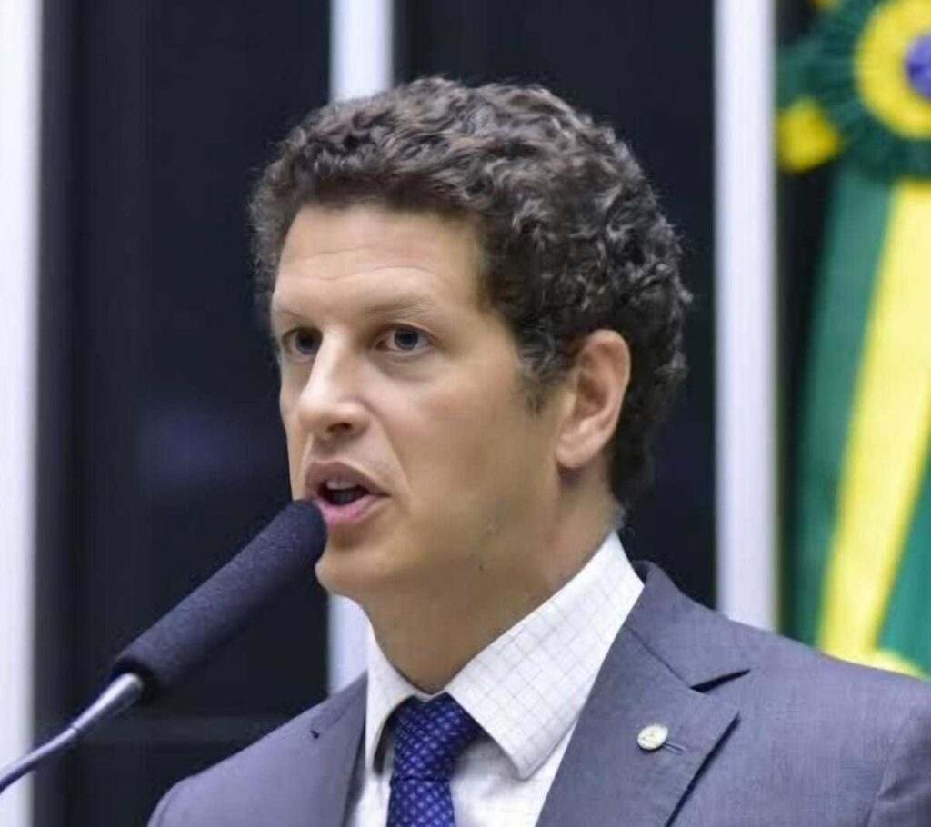 Ex-ministro Ricardo Salles obtém no TSE direito a deixar o