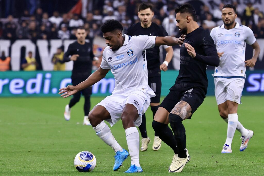 Expulsões e gol anulado: Corinthians e Grêmio empatam pela Copa