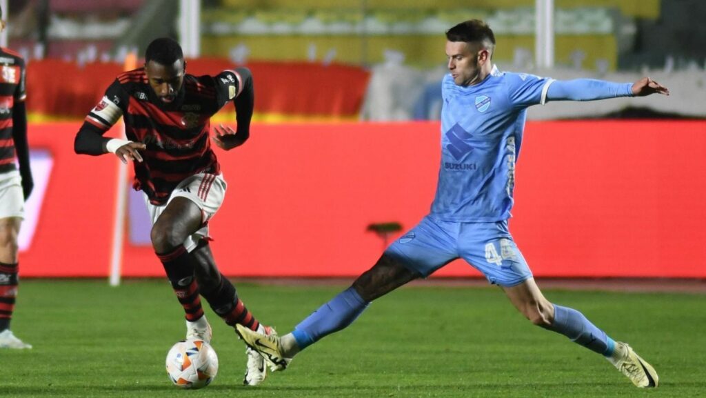 Flamengo perde na altitude, mas elimina Bolívar e vai às