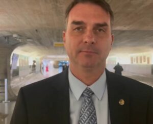 Flávio Bolsonaro confirma presença em ato de campanha de Ramagem