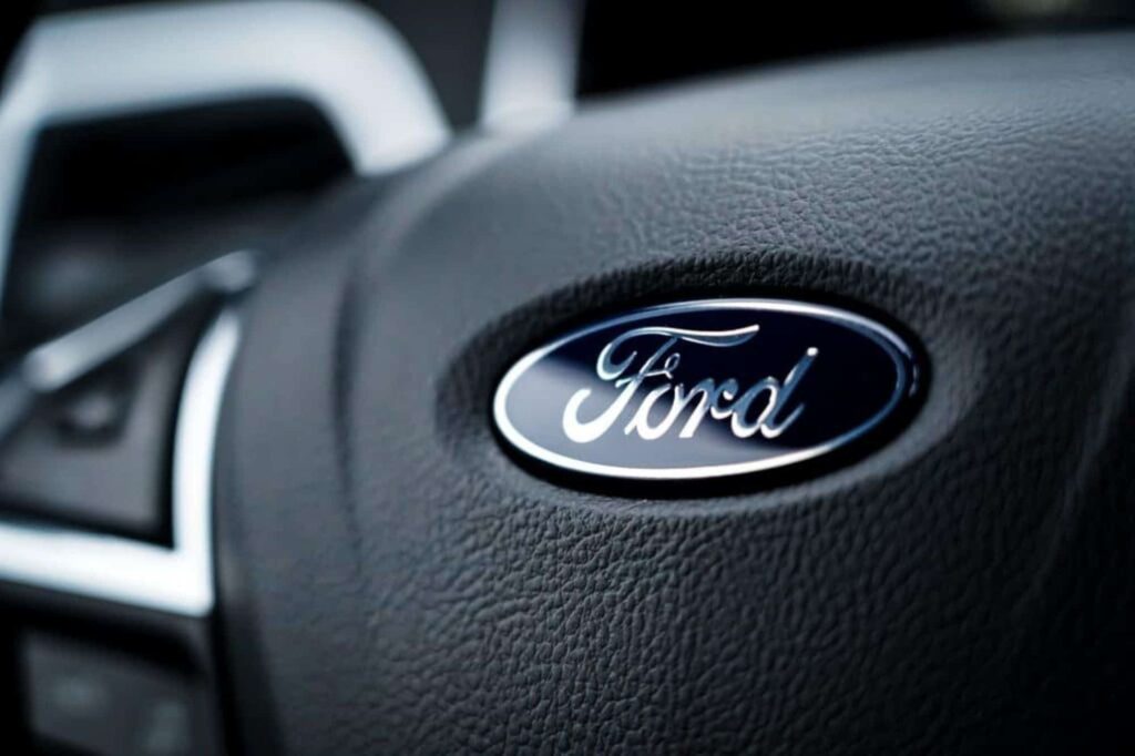 Ford vai oferecer carregamento gratuito para seus carros elétricos nos