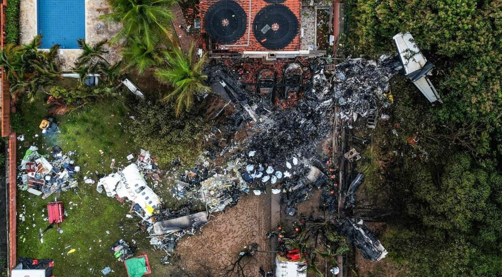 Imagem aérea: avião caiu sobre carros e por pouco não