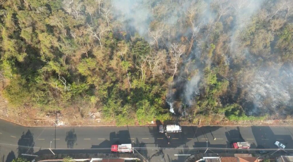 Imagens aéreas: foco de incêndio atinge área de preservação em