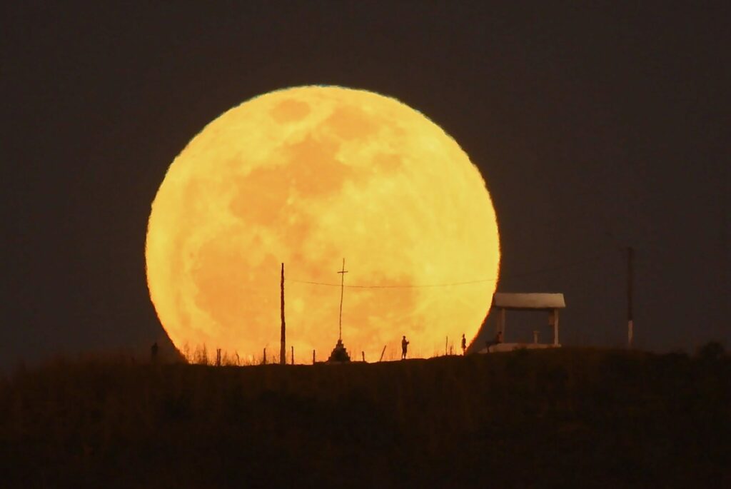 Imagens da Lua Azul (que não foi uma Superlua) invadem