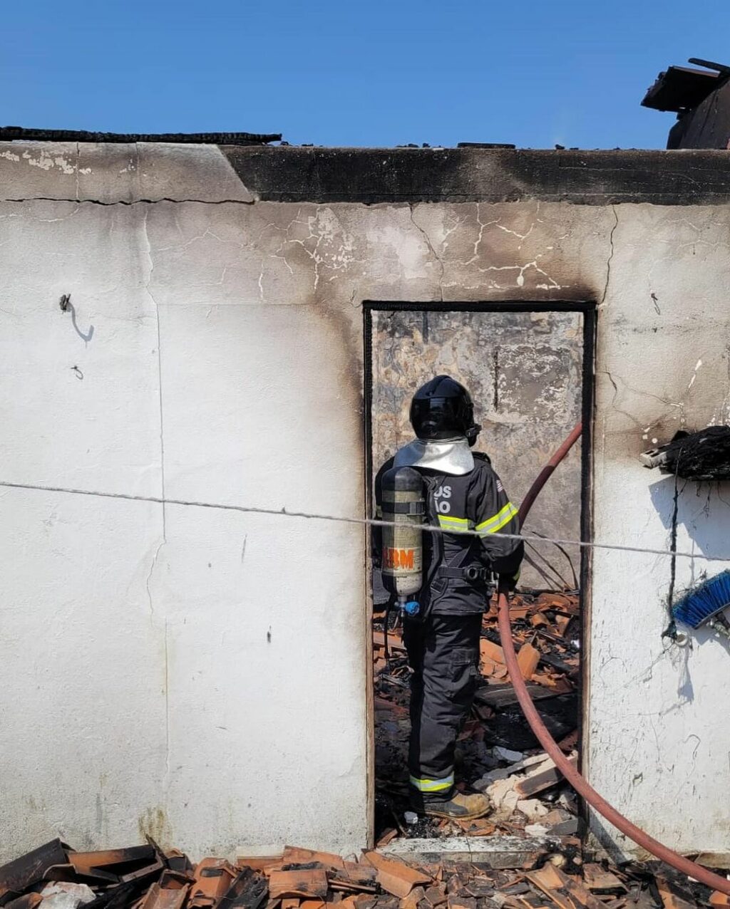 Incêndio atinge residência na Cohab, em São Luís