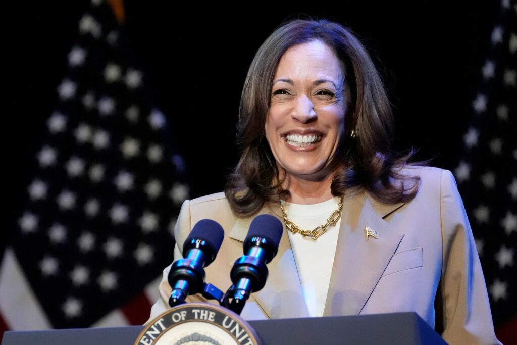 Kamala Harris lança canal no WhatsApp focado em eleitores latinos