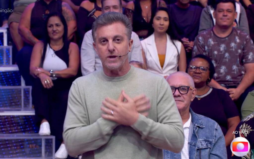 Luciano Huck abre o Domingão com homenagem emocionante para Silvio