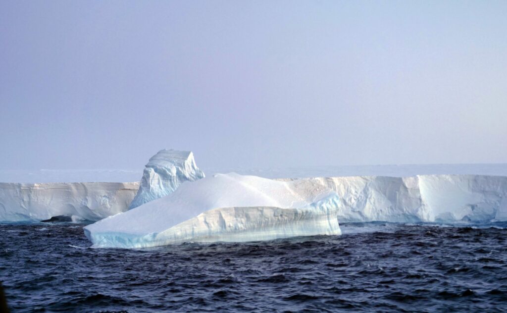 Maior iceberg do mundo cai em “armadilha marítima”; entenda