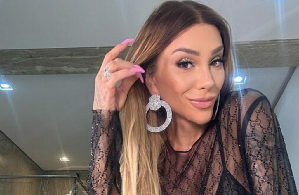 Maya Massafera aposta em look grifado CARÍSSIMO na Grécia; veja