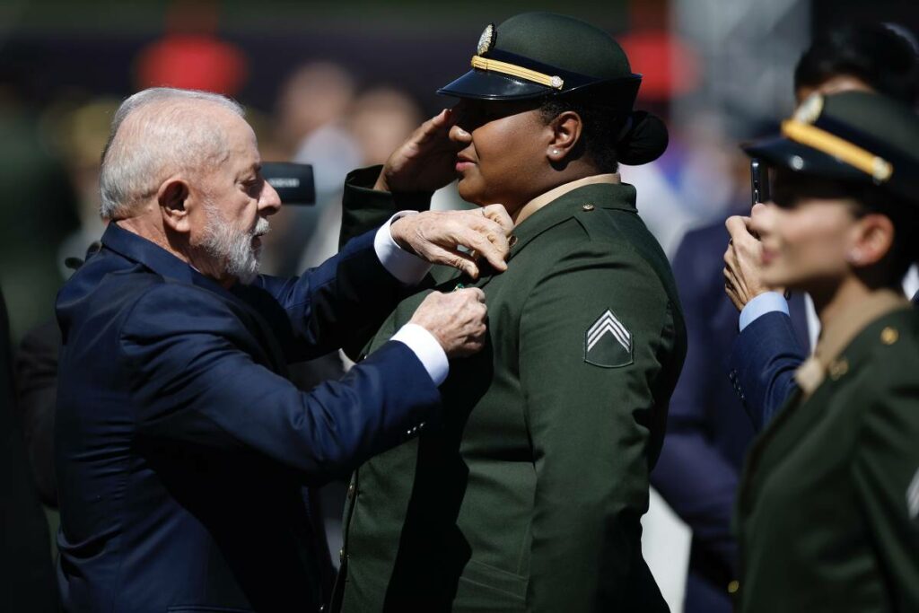 Medalhistas olímpicos são condecorados pelo Exército em cerimônia com a